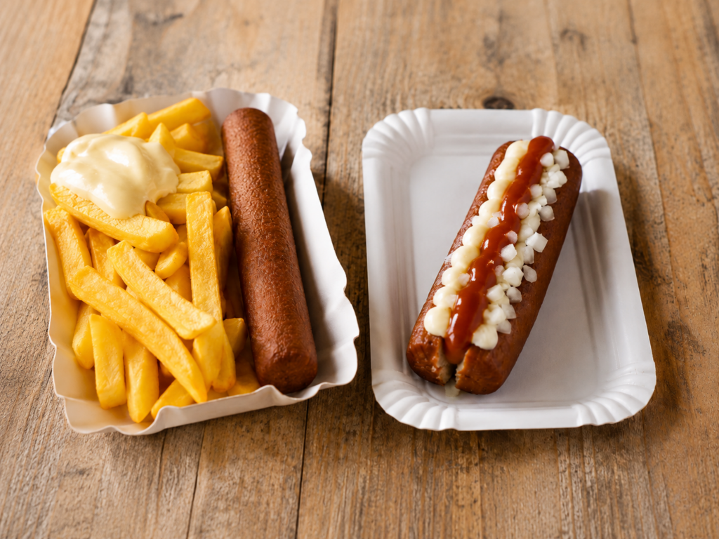Frikandel mit Pommes und Frikandel speciaal auf einem Holztisch