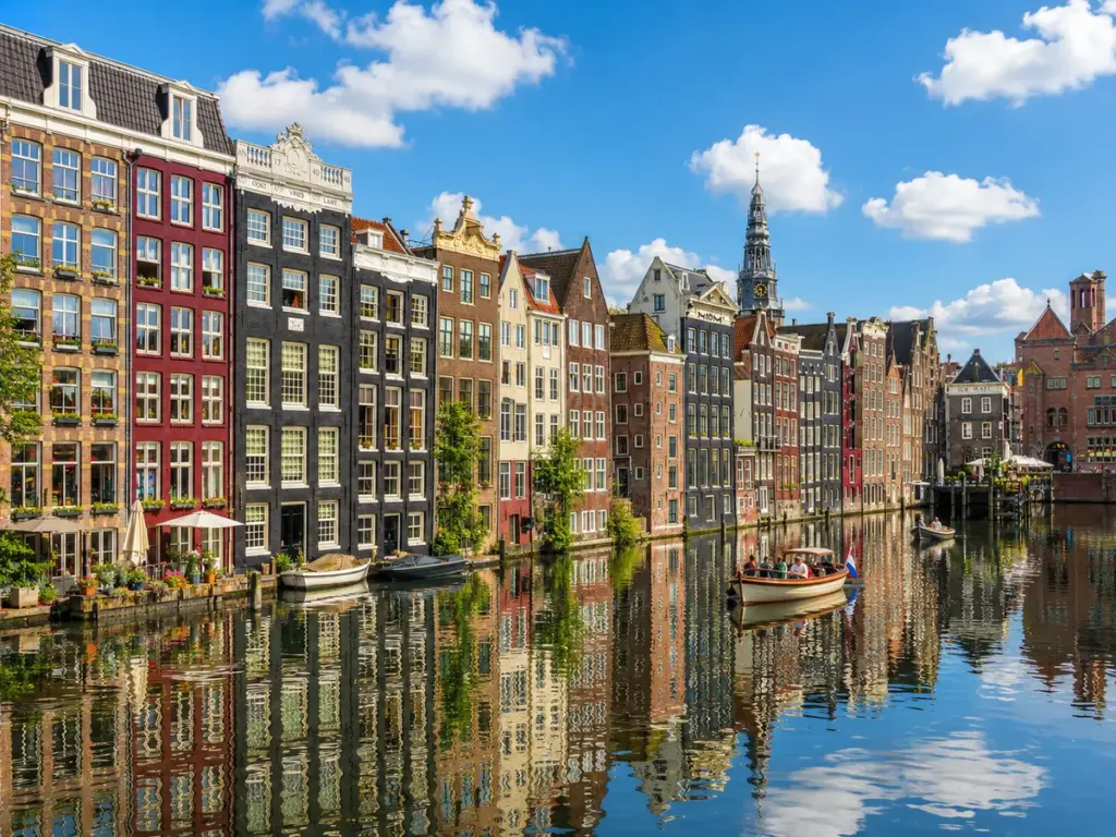 Amsterdamer Gracht mit historischen Häusern und Booten als Symbol für die Hauptstadt der Niederlande